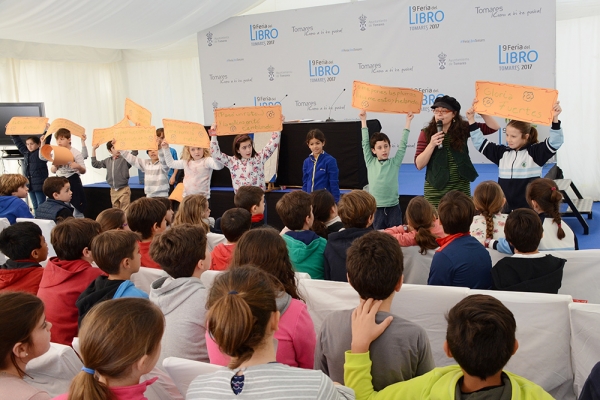 Los niños de Tomares rinden homenaje a Gloria Fuertes en la Feria del Libro
