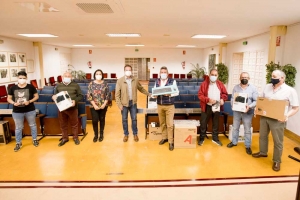 El Ayuntamiento de Mairena del Aljarafe entrega equipos informáticos a los centros de mayores