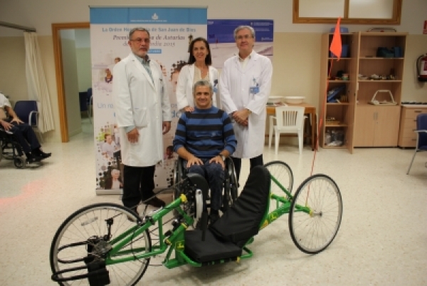 El paratriatleta Rafael López dona una bicicleta adaptada a la Unidad de Lesionados Medulares del Hospital San Juan de Dios del Aljarafe