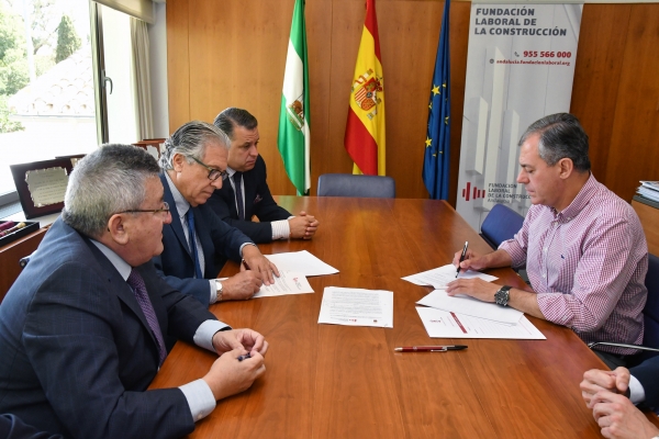 El alcalde de Tomares y el presidente de la Fundación Laboral de la Construcción firman un acuerdo para fomentar y consolidar el sector en la localidad