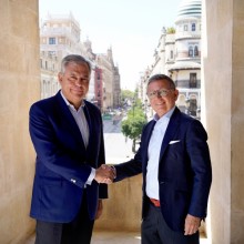 Autocares Casal presenta al alcalde el calendario conmemorativo de su centenario para 2027