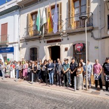 Mairena guarda un minuto de silencio y declara un día de luto oficial por el presunto asesinato de género ocurrido en el municipio