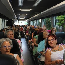 Vecinos y vecinas de Gines ponen rumbo a Punta Umbría gracias a ‘Los Jueves al Sol’