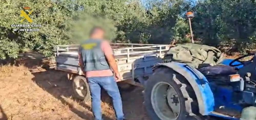 La Guardia Civil recupera un tractor junto a su remolque sustraídos en una finca de Umbrete