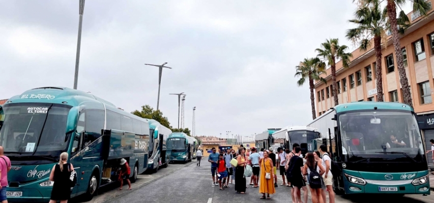 400 tomareños parten hacia Punta Umbría en siete autobuses con 