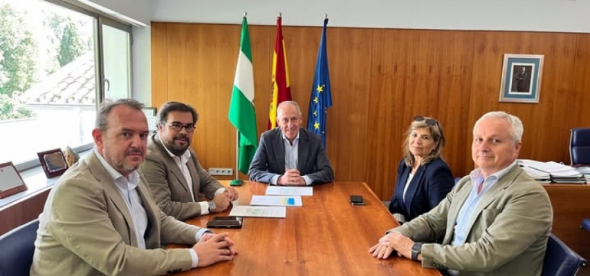 El alcalde de Tomares y el delegado territorial de Economía de la Junta visitan el CADE de Tomares, referente en la provincia en albergar empresas innovadoras y tecnológicas