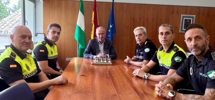 El Ayuntamiento de Catarroja distingue al Ayuntamiento de Tomares y a los cuatro policías locales que ayudaron tras la Dana