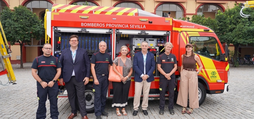 Surtruck entrega en la Diputación la autobomba urbana ligera fabricada para el parque de bomberos de Écija
