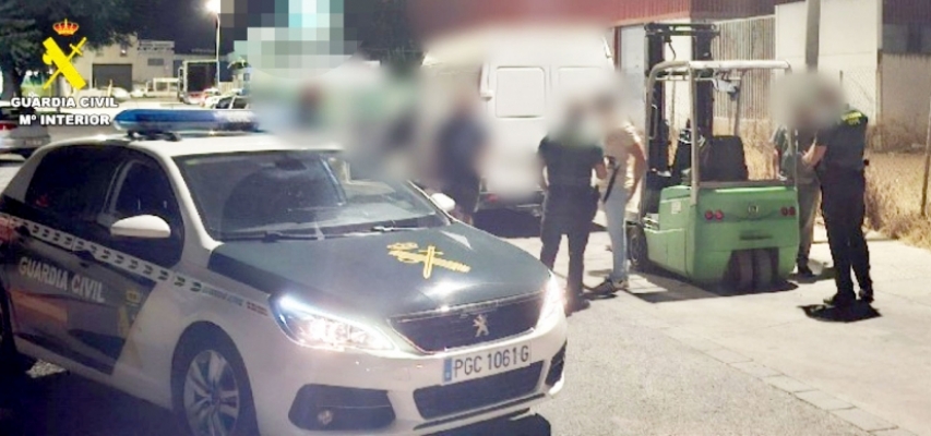 Dos detenidos por la sustracción continuada de productos alimenticios en Sanlúcar la Mayor