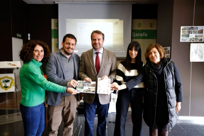 Dos gu&iacute;as ense&ntilde;an los valores del parque Porzuna