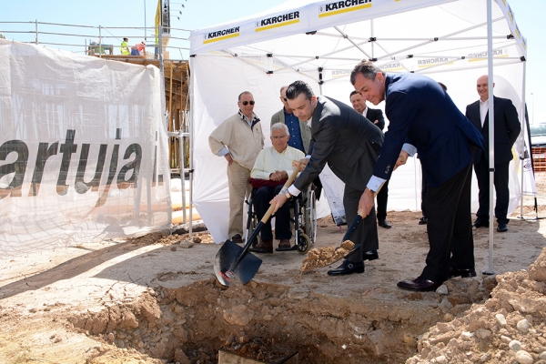 La multinacional alemana Kärcher pone en Tomares la primera piedra del primer centro que abrirá en Andalucía