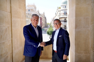 Autocares Casal presenta al alcalde el calendario conmemorativo de su centenario para 2027