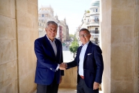 Autocares Casal presenta al alcalde el calendario conmemorativo de su centenario para 2027