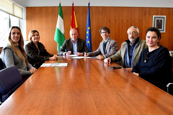 El Ayuntamiento de Tomares y APROFIN firman un convenio para poner en marcha la iniciativa europea &ldquo;Alma Andaluc&iacute;a&rdquo;  para que j&oacute;venes en vulnerabilidad puedan realizar pr&aacute;cticas laborables en la UE