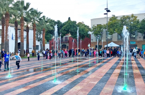 Tomares inaugura la plaza del Ayuntamiento con una fiesta multitudinaria