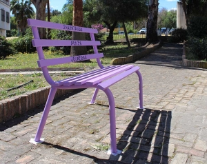 San Juan de Aznalfarache ti&ntilde;e sus bancos de violeta por la igualdad