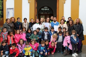 Los ni&ntilde;os y ni&ntilde;as del colegio Abgena solicitan la instalaci&oacute;n de juegos adaptados para un compa&ntilde;ero con discapacidad