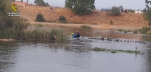 La Guardia Civil rescata a un conductor atrapado en el cauce de un r&iacute;o en Guillena