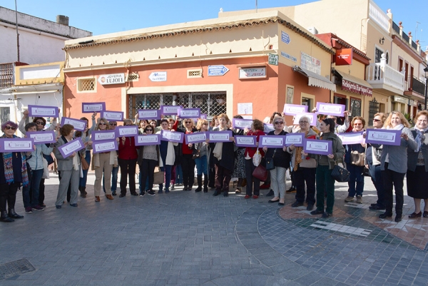 Tomares sensibiliza a los vecinos con una campa&ntilde;a en la calle por la Igualdad