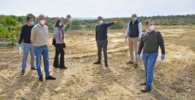 El Ayuntamiento de Tomares inicia las obras del quiosco-bar y de la mayor zona de juegos infantiles del municipio en el parque olivar del Zaud&iacute;n