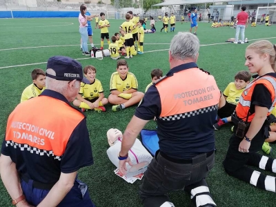 Tomares enseña a los pequeños futbolistas a salvar vidas mediante masajes cardio-pulmonares