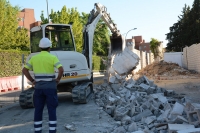 El derribo del muro de la hacienda de Santa Eufemia en Tomares hace realidad el desdoble de la calle El Molino