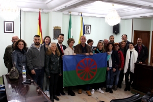 El Ayuntamiento de San Juan de Aznalfarache iz&oacute; la bandera del pueblo gitano en acto con estudiantes y colectivos
