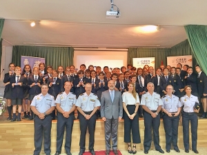 Alumnos Ciberexpert@s de St. Mary's School reciben el carn&eacute; de manos del subdelegado del Gobierno