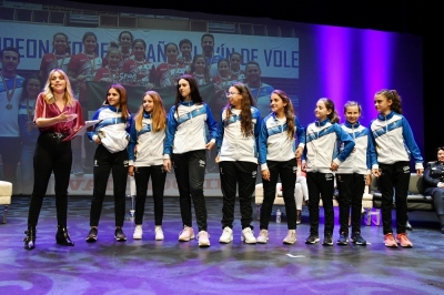 La Consejería de Educación y Deporte de la Junta homenajea al equipo alevín femenino de voleibol de Tomares por su brillante trayectoria