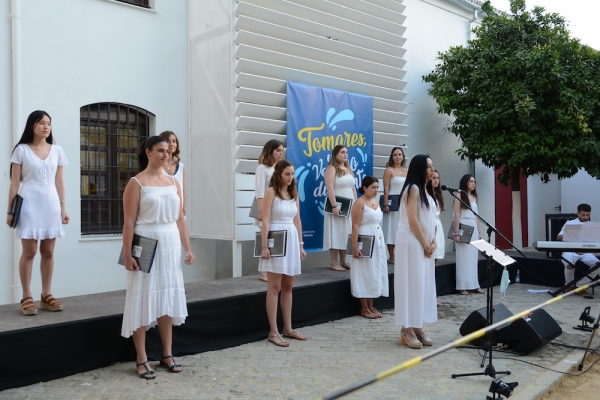 La escolan&iacute;a hace un recorrido musical por el mundo en la apertura de "Tomares, un verano diferente"