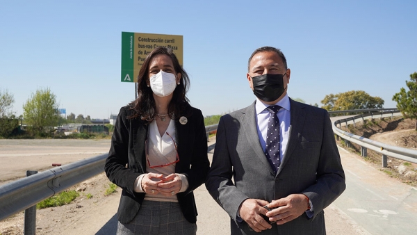 Ricardo Sánchez Antúnez, delgado del Gobierno de la Junta en Sevilla, y Susana Cayuelas Porras, delegada territorial de Fomento.