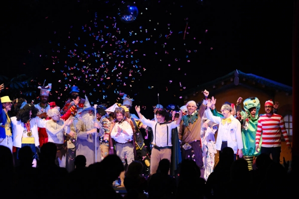 El Carnaval de Gines 2024 arranc&oacute; este s&aacute;bado con una espectacular gala inaugural en el teatro El Tron&iacute;o