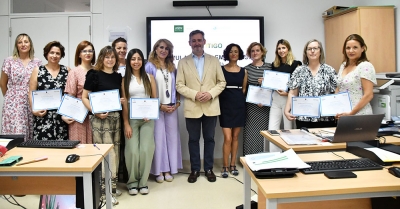 El Ayuntamiento de Tomares entrega los diplomas a los nueve tomare&ntilde;os especializados en gesti&oacute;n y administraci&oacute;n de empresas