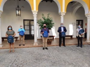 La fundaci&oacute;n y obra social la Caixa entrega material escolar al ayuntamiento de Olivares para familias en situaci&oacute;n de vulnerabilidad