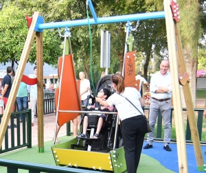 El ayuntamiento de Tomares instala un columpio adaptado para silla de ruedas para niños con capacidades diferentes