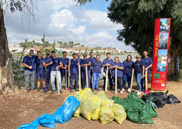 El Milagrito conmemora el Día Mundial de la Limpieza con la recogida de basura en la ribera del Guadalquivir