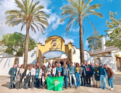 Cuarenta empresarios del Club de Negocios del Betis visitan Los Romeros de Alan&iacute;s para conocer el proceso artesanal de elaboraci&oacute;n del jam&oacute;n y productos c&aacute;rnicos