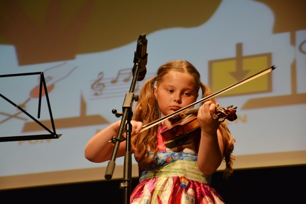 La ni&ntilde;a 'prodigio' Sof&iacute;a Leifer ofrece en Tomares un concierto de viol&iacute;n
