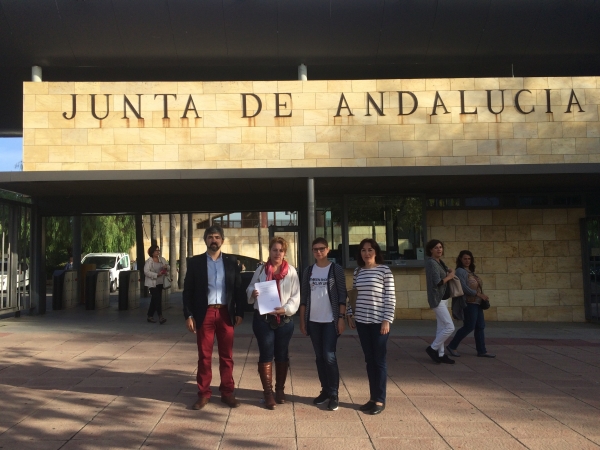 Entrega de firmas tras agravarse el peligro de derrumbe del muro de un colegio de Coria del R&iacute;o