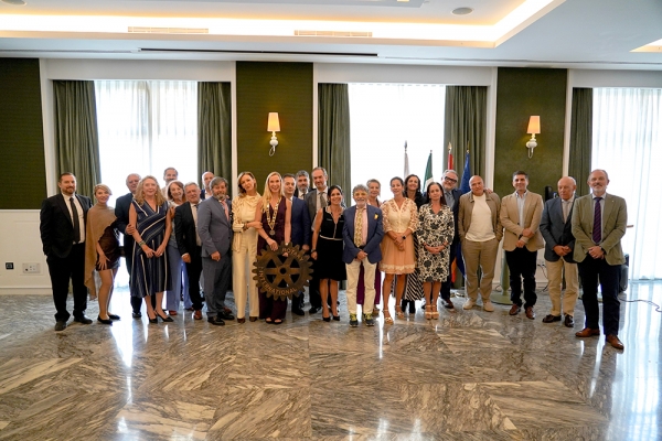 Carlos M. Fern&aacute;ndez-Andrade recupera en Rotary Club Sevilla Corporate la historia del peso hispano, precursor del d&oacute;lar