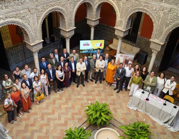 Presentaci&oacute;n de ASET de la tarjeta "Sevilla Tuya", en el patio de Casa de Salinas, Sevilla