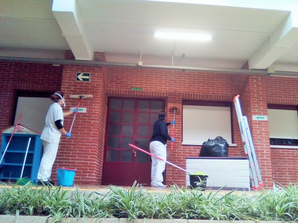 El Ayuntamiento Castilleja de la Cuesta desarrolla un plan específico de limpieza y desinfección en los colegios