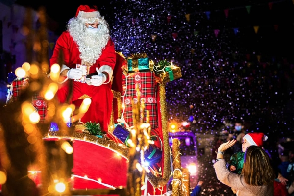 Pap&aacute; Noel visita Gines un a&ntilde;o m&aacute;s a bordo de su espectacular &lsquo;Trineo de la Alegr&iacute;a&rsquo;
