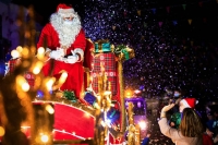Papá Noel visita Gines un año más a bordo de su espectacular ‘Trineo de la Alegría’