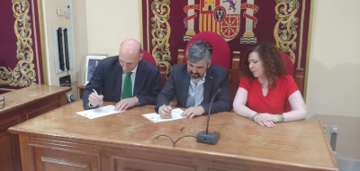 El Ayuntamiento de Coria del Río firma un convenio con el Centro de Estudios Andaluces para ampliar el Fondo Blas Infante