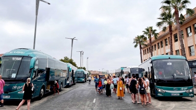 400 tomareños parten hacia Punta Umbría en siete autobuses con 