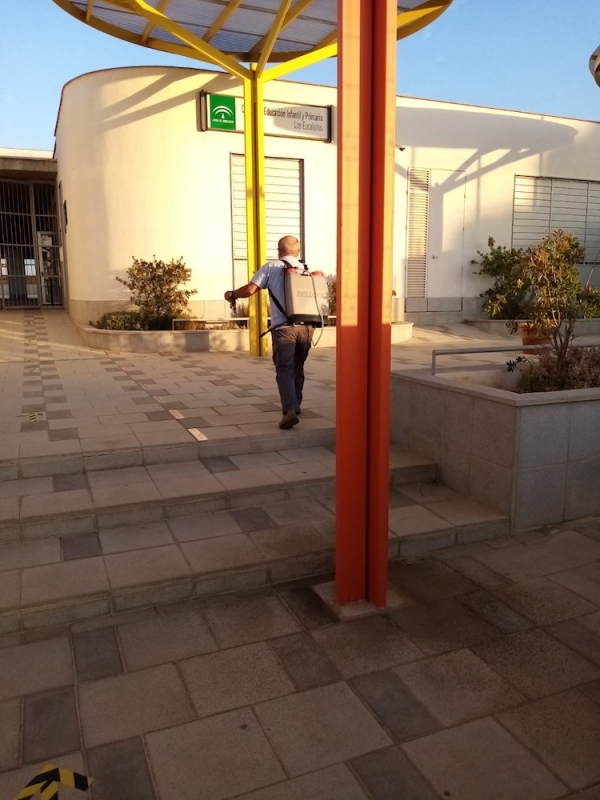 El ayuntamiento de Olivares desinfecta diariamente el acceso a los colegios como medida de prevenci&oacute;n