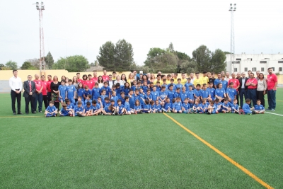 Villalobos y el consejero de Turismo visitan el remodelado campo de f&uacute;tbol "Joaqu&iacute;n Rodr&iacute;guez Morilla"