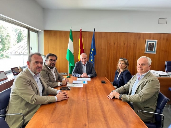 El alcalde de Tomares y el delegado territorial de Econom&iacute;a de la Junta visitan el CADE de Tomares, referente en la provincia en albergar empresas innovadoras y tecnol&oacute;gicas