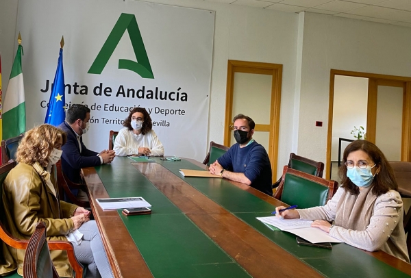 El Ayuntamiento traslada a la Delegaci&oacute;n de Educaci&oacute;n las necesidades de los centros educativos de Gines
